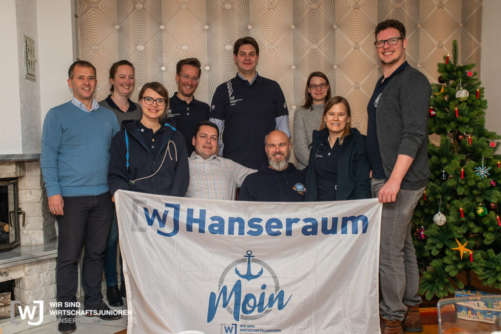 Gruppenfoto des Hanseraumvorstand 2023 bei der Amtsübergabe - nehmt gerne Kontakt mit uns auf